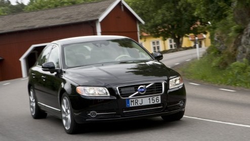 De Volvo S80 haalt weer het nieuws. Waarom? De D5 dieselmotor heeft er extra pks bij gekregen maar werd ook nog zuiniger. Met 129 gram CO2-uitstoot scoort de vijfcilinder voorbeeldig. De Zweden voorz