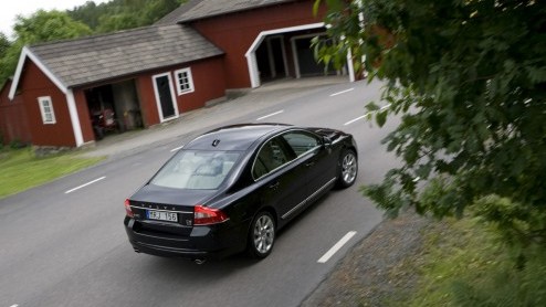 De Volvo S80 haalt weer het nieuws. Waarom? De D5 dieselmotor heeft er extra pks bij gekregen maar werd ook nog zuiniger. Met 129 gram CO2-uitstoot scoort de vijfcilinder voorbeeldig. De Zweden voorz