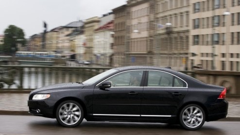 De Volvo S80 haalt weer het nieuws. Waarom? De D5 dieselmotor heeft er extra pks bij gekregen maar werd ook nog zuiniger. Met 129 gram CO2-uitstoot scoort de vijfcilinder voorbeeldig. De Zweden voorz