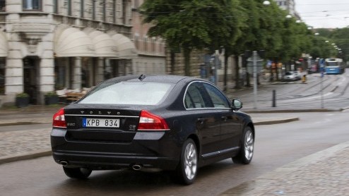 De Volvo S80 haalt weer het nieuws. Waarom? De D5 dieselmotor heeft er extra pks bij gekregen maar werd ook nog zuiniger. Met 129 gram CO2-uitstoot scoort de vijfcilinder voorbeeldig. De Zweden voorz