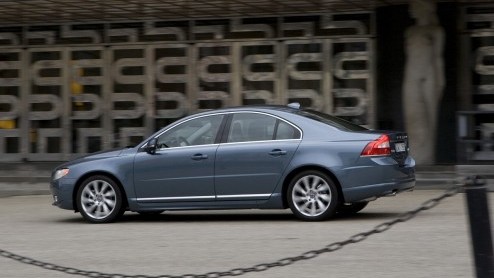 De Volvo S80 haalt weer het nieuws. Waarom? De D5 dieselmotor heeft er extra pks bij gekregen maar werd ook nog zuiniger. Met 129 gram CO2-uitstoot scoort de vijfcilinder voorbeeldig. De Zweden voorz