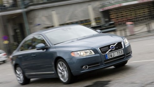 De Volvo S80 haalt weer het nieuws. Waarom? De D5 dieselmotor heeft er extra pks bij gekregen maar werd ook nog zuiniger. Met 129 gram CO2-uitstoot scoort de vijfcilinder voorbeeldig. De Zweden voorz
