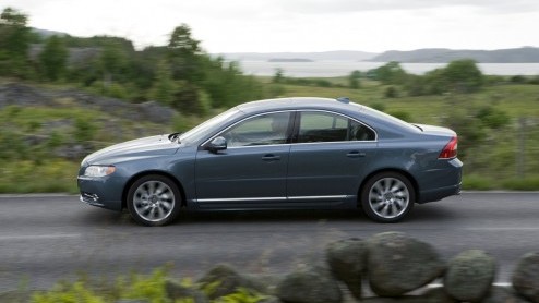 De Volvo S80 haalt weer het nieuws. Waarom? De D5 dieselmotor heeft er extra pks bij gekregen maar werd ook nog zuiniger. Met 129 gram CO2-uitstoot scoort de vijfcilinder voorbeeldig. De Zweden voorz