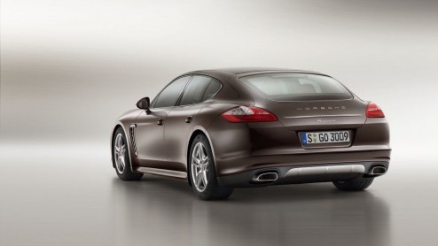 Interesse in een exclusieve uitvoering van de Porsche Panamera? Vanaf eind november staat de Platinum Edition in de showroom met onderscheidende details in platinum silver metallic en extra uitrusting