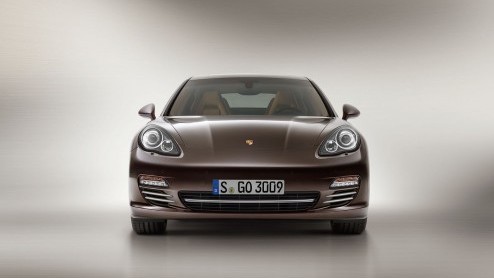 Interesse in een exclusieve uitvoering van de Porsche Panamera? Vanaf eind november staat de Platinum Edition in de showroom met onderscheidende details in platinum silver metallic en extra uitrusting