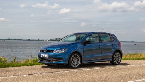 Volkswagen slaat met de Polo BlueGT een sportief bruggetje tussen de 1.2 TSI en de GTI. Geheel tegen onze verwachting in is die nieuwe BlueGT met z'n 140 pk sterke 1.4 TSI ook nog de zuinigste Polo op