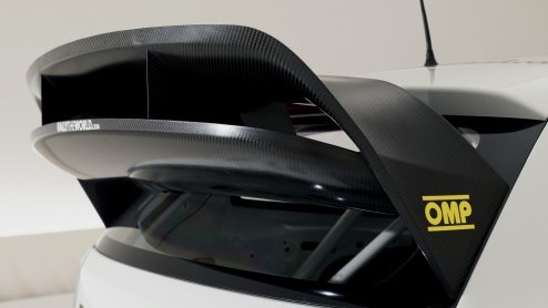 In Monaco heeft Volkswagen het doek gehaald van de Polo R WRC. De potige Polo met 315 pk doet volgend jaar mee aan de World Rally Championship en krijgt er - veel belangrijker - een 220 pk broertje bi