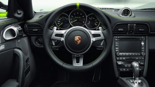 De toekomt van de Porsche 918 Spyder is bijzonder rooskleurig: hij gaat in productie en is iedere snelheidsduivel te bestellen. Tenminste, als je een hele dikke portemonnee hebt. En ruim twee jaar ged