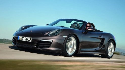 Dik twee maanden nadat hij zijn publieksdebuut maakte op de autosalon van Geneve, heeft de nieuwe Porsche Boxster nu ook de Nederlandse dealers bereikt. Zuiniger en stoerder, tijd voor feestje bij Por