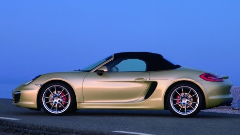Dik twee maanden nadat hij zijn publieksdebuut maakte op de autosalon van Geneve, heeft de nieuwe Porsche Boxster nu ook de Nederlandse dealers bereikt. Zuiniger en stoerder, tijd voor feestje bij Por