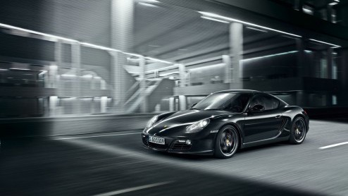 Porsche introduceert de overtreffende trap van de Cayman S en die heet Cayman S Black Edition. Bij deze exclusieve uitvoering in een oplage van 500 stuks voert zwart niet alleen de boventoon, er zit o