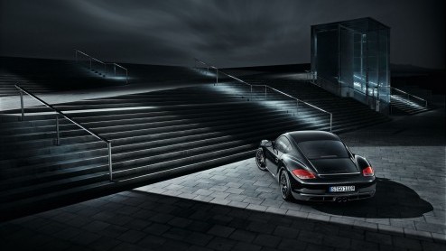 Porsche introduceert de overtreffende trap van de Cayman S en die heet Cayman S Black Edition. Bij deze exclusieve uitvoering in een oplage van 500 stuks voert zwart niet alleen de boventoon, er zit o