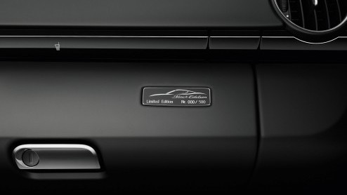 Porsche introduceert de overtreffende trap van de Cayman S en die heet Cayman S Black Edition. Bij deze exclusieve uitvoering in een oplage van 500 stuks voert zwart niet alleen de boventoon, er zit o