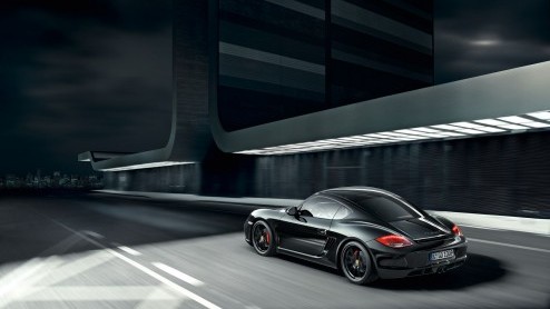 Porsche introduceert de overtreffende trap van de Cayman S en die heet Cayman S Black Edition. Bij deze exclusieve uitvoering in een oplage van 500 stuks voert zwart niet alleen de boventoon, er zit o