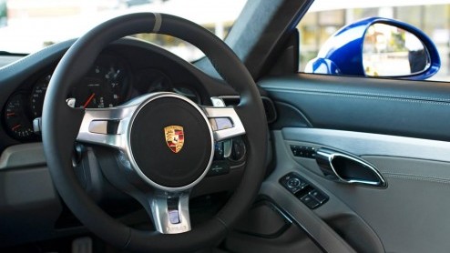 Porsche heeft 5 miljoen vrienden op Facebook. Reden voor de fabrikant om een speciale versie van de 911 te lanceren op basis van de 911 Carrera 4S.