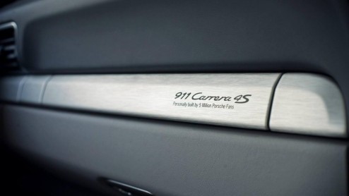 Porsche heeft 5 miljoen vrienden op Facebook. Reden voor de fabrikant om een speciale versie van de 911 te lanceren op basis van de 911 Carrera 4S.