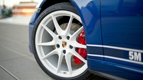 Porsche heeft 5 miljoen vrienden op Facebook. Reden voor de fabrikant om een speciale versie van de 911 te lanceren op basis van de 911 Carrera 4S.
