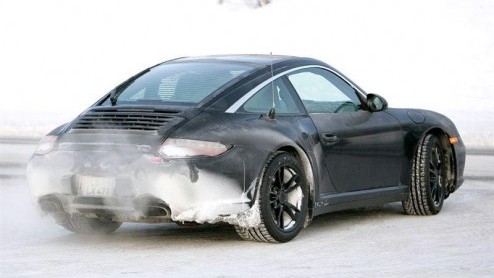 Porsche is druk doende de 911 een facelift te geven. Onze exclusieve spionagefotos tonen een vrijwel ongecamoufleerde 911 in Targa uitvoering. De verschillen zijn niet al te groot en we verwachten oo