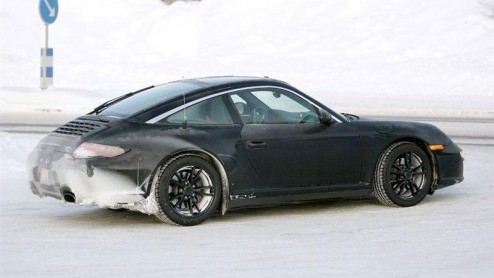 Porsche is druk doende de 911 een facelift te geven. Onze exclusieve spionagefotos tonen een vrijwel ongecamoufleerde 911 in Targa uitvoering. De verschillen zijn niet al te groot en we verwachten oo