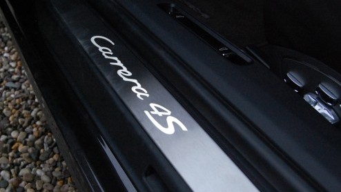 Al snel na het verschijnen van de jongste editie van de 911 Carrera lanceert Porsche de 4 daarop. Met een nieuw systeem van vierwielaandrijving. Maar is dat niet in strijd met het speelse karakter v