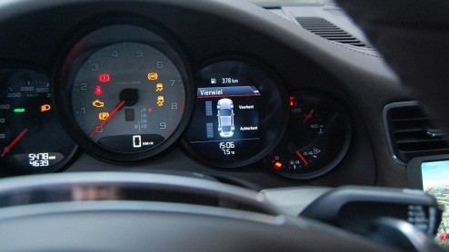Al snel na het verschijnen van de jongste editie van de 911 Carrera lanceert Porsche de 4 daarop. Met een nieuw systeem van vierwielaandrijving. Maar is dat niet in strijd met het speelse karakter v