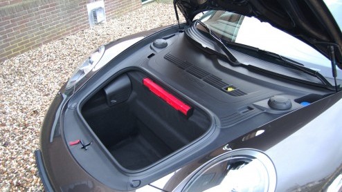 Al snel na het verschijnen van de jongste editie van de 911 Carrera lanceert Porsche de 4 daarop. Met een nieuw systeem van vierwielaandrijving. Maar is dat niet in strijd met het speelse karakter v