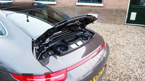 Al snel na het verschijnen van de jongste editie van de 911 Carrera lanceert Porsche de 4 daarop. Met een nieuw systeem van vierwielaandrijving. Maar is dat niet in strijd met het speelse karakter v