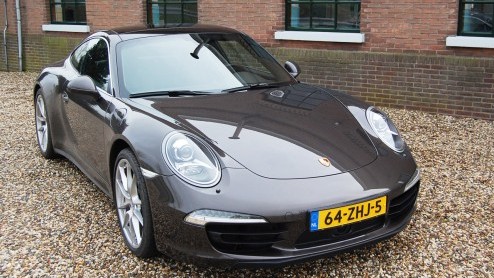 Al snel na het verschijnen van de jongste editie van de 911 Carrera lanceert Porsche de 4 daarop. Met een nieuw systeem van vierwielaandrijving. Maar is dat niet in strijd met het speelse karakter v