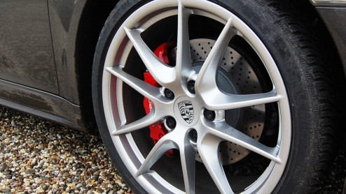 Al snel na het verschijnen van de jongste editie van de 911 Carrera lanceert Porsche de 4 daarop. Met een nieuw systeem van vierwielaandrijving. Maar is dat niet in strijd met het speelse karakter v