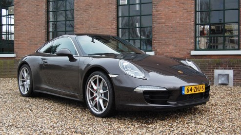 Al snel na het verschijnen van de jongste editie van de 911 Carrera lanceert Porsche de 4 daarop. Met een nieuw systeem van vierwielaandrijving. Maar is dat niet in strijd met het speelse karakter v