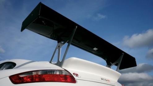 Maak kennis met de nieuwe Porsche GT3 RSR. Voor het nieuwe modeljaar heeft Porsche enkele grote wijzigingen doorgevoerd. Niet alleen de aerodynamica aan de voorzijde van het koetswerk is verbeterd, oo