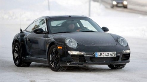 Porsche is druk doende de 911 een facelift te geven. Onze exclusieve spionagefotos tonen een vrijwel ongecamoufleerde 911 in Targa uitvoering. De verschillen zijn niet al te groot en we verwachten oo