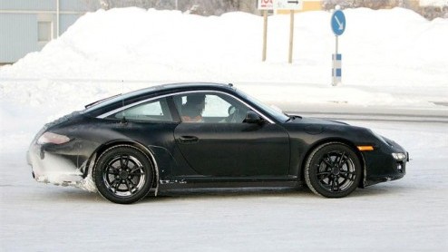 Porsche is druk doende de 911 een facelift te geven. Onze exclusieve spionagefotos tonen een vrijwel ongecamoufleerde 911 in Targa uitvoering. De verschillen zijn niet al te groot en we verwachten oo