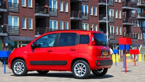 We hebben er even op moeten wachten, maar sinds lange tijd is de Fiat Panda weer verkrijgbaar met een automatische transmissie. In de nieuwe Panda neemt de uit de 500 bekende Dualogic-transmissie het