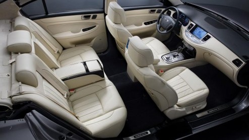 Hyundai vond dat de Genesis sedan nog wel wat extra glamour kon gebruiken. En dus gingen de Koreanen met Prada aan de gang om hun sedan hoogwaardig op te waarderen. Vrijwel alle 1200 exemplaren zijn v