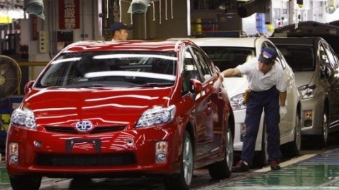 Toyota completeert het productieproces van de Prius in China. Voortaan rolt de Japanner daar inclusief de productie van elektromotor en batterij van de band. Deze stap is een opmaat naar de introducti