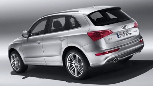 Nog voordat we de Audi Q5 bij de dealers staat vliegt ons alweer beeldmateriaal van de Q5 S-line om de oren. De Q5 krijgt dan een sportiever inborst, maar dat is alleen van toepassing op het onderstel