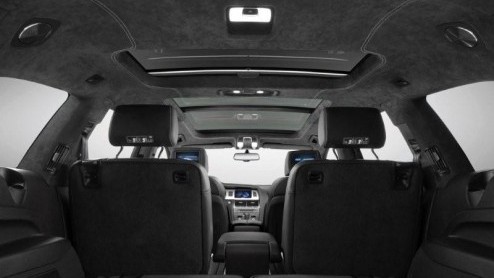Audi verlegt haar grenzen met de Q7 V12 TDI quattro. Deze monsterlijke SUV heeft de krachtigste diesel ter wereld onder de motorkap. Een 6-liter V12 diesel met 500 pk en maar liefst 1000 Nm aan koppel