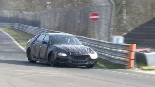 Maserati is inmiddels al aardig op weg met de ontwikkeling van de nieuwe generatie Quattroporte. De Italianen zijn diverse prototypes op de proef aan het stellen. Een daarvan - uiteraard nog gecamoufl