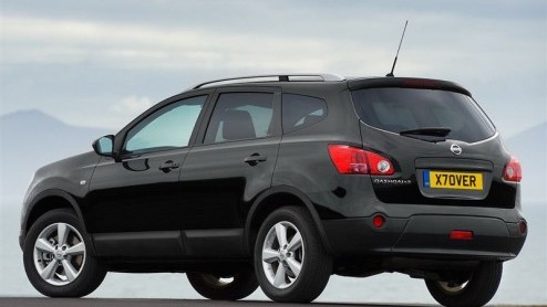 Hoewel Nissan al een voltreffer heeft met de Qashqai, bleef er nog iets knagen bij de directie. Wat gaan we doen voor degenen die wl een zevenzitter willen hebben, maar niet meteen een forse SUV will