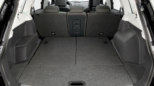Hoewel Nissan al een voltreffer heeft met de Qashqai, bleef er nog iets knagen bij de directie. Wat gaan we doen voor degenen die wl een zevenzitter willen hebben, maar niet meteen een forse SUV will