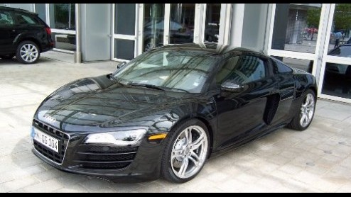 Zet hem daar maar neer. Dit is de Audi R8 met V10. Deze Duitse sportwagen is voorzien van een Lamborghini genen en onderscheidt zich naast een orkestrale sound ook met groter machtsvertoon.