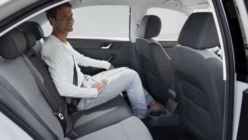 Medio januari 2013 staat de nieuwe Skoda Rapid bij de dealer. De compacte Tsjech heeft de ruimte van een klasse hoger maar de prijs van een klasse lager want hij kost 14.190 euro. En de bijtelling? Va