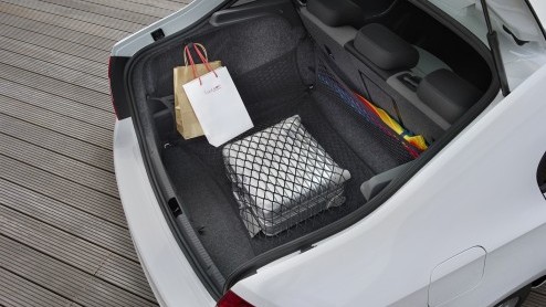 Medio januari 2013 staat de nieuwe Skoda Rapid bij de dealer. De compacte Tsjech heeft de ruimte van een klasse hoger maar de prijs van een klasse lager want hij kost 14.190 euro. En de bijtelling? Va