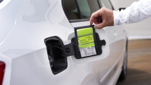 Medio januari 2013 staat de nieuwe Skoda Rapid bij de dealer. De compacte Tsjech heeft de ruimte van een klasse hoger maar de prijs van een klasse lager want hij kost 14.190 euro. En de bijtelling? Va