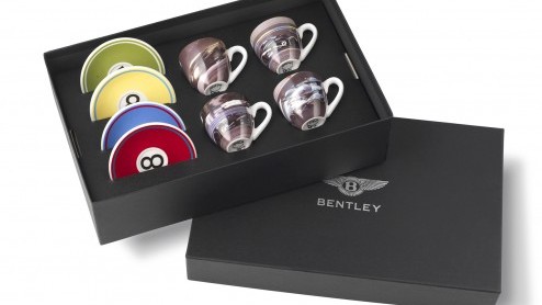 De feestdagen komen er weer aan, alle reden voor Bentley om een cadeaucollectie in de showroom te zetten. Voor iedereen die nog dit jaar een stukje Bentley wil bezitten of weggeven. In de hoofdrol? De