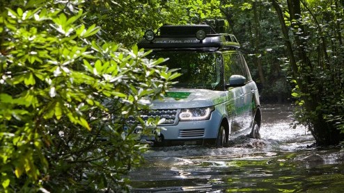 Land Rover opent 10 september de orderboeken van de Range Rover Hybrid en de Range Rover Sport Hybrid. Om te demonstreren dat in de nieuwe diesel-hybrides de offroadcapaciteiten behouden zijn g