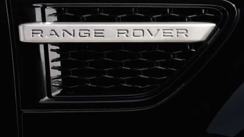 Tijdelijk is de Range Rover Sport bijzonder zwart. Tenminste, als je de gelimiteerde uitvoering 'Black' besteld hebt. Deze is er alleen met een dieselmotor, zit ruim in z'n spullen en kost 102.900 eur