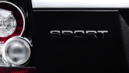 Tijdelijk is de Range Rover Sport bijzonder zwart. Tenminste, als je de gelimiteerde uitvoering 'Black' besteld hebt. Deze is er alleen met een dieselmotor, zit ruim in z'n spullen en kost 102.900 eur