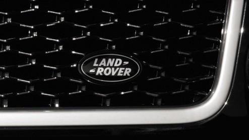 Tijdelijk is de Range Rover Sport bijzonder zwart. Tenminste, als je de gelimiteerde uitvoering 'Black' besteld hebt. Deze is er alleen met een dieselmotor, zit ruim in z'n spullen en kost 102.900 eur